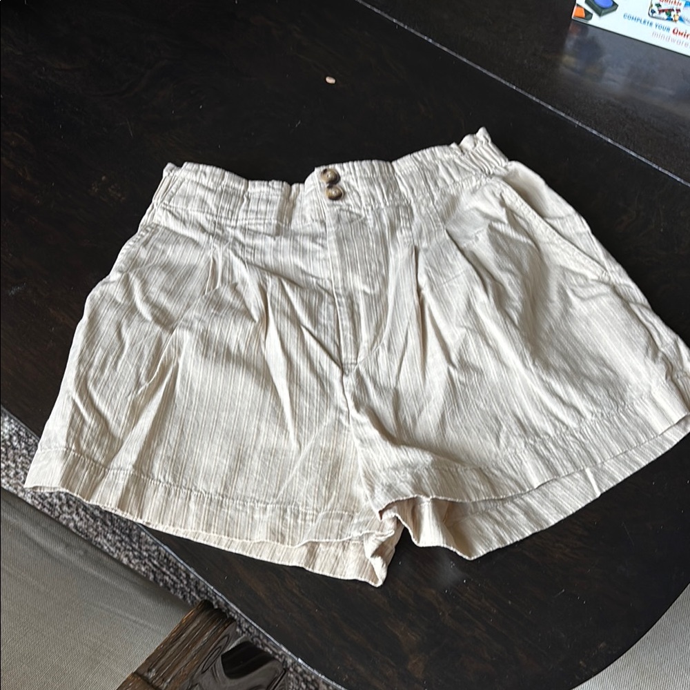 New without tags pleated beige shorts